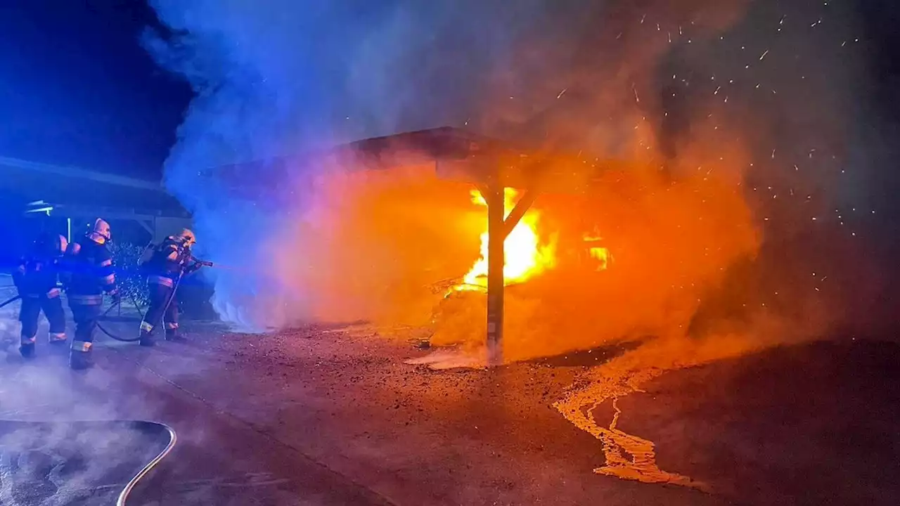 Carport und Autos gingen in Flammen auf