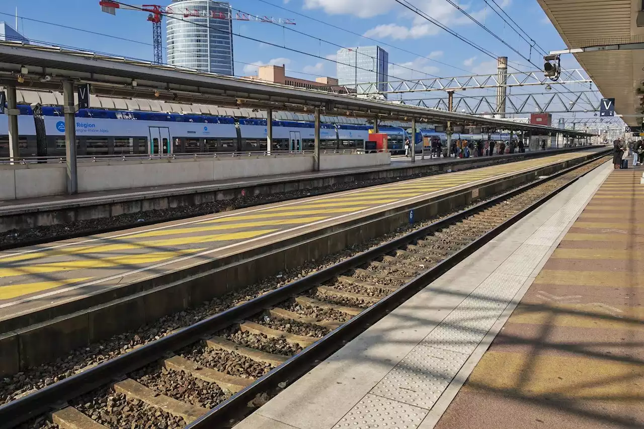 EN DIRECT - Grève du 7 mars 2023 : RATP, SNCF, école… suivez cette journée