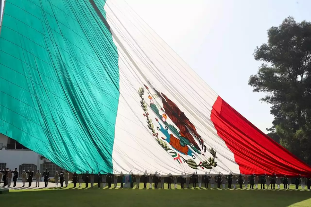 Comandante de la FAM encabeza izamiento de bandera en Campo Marte