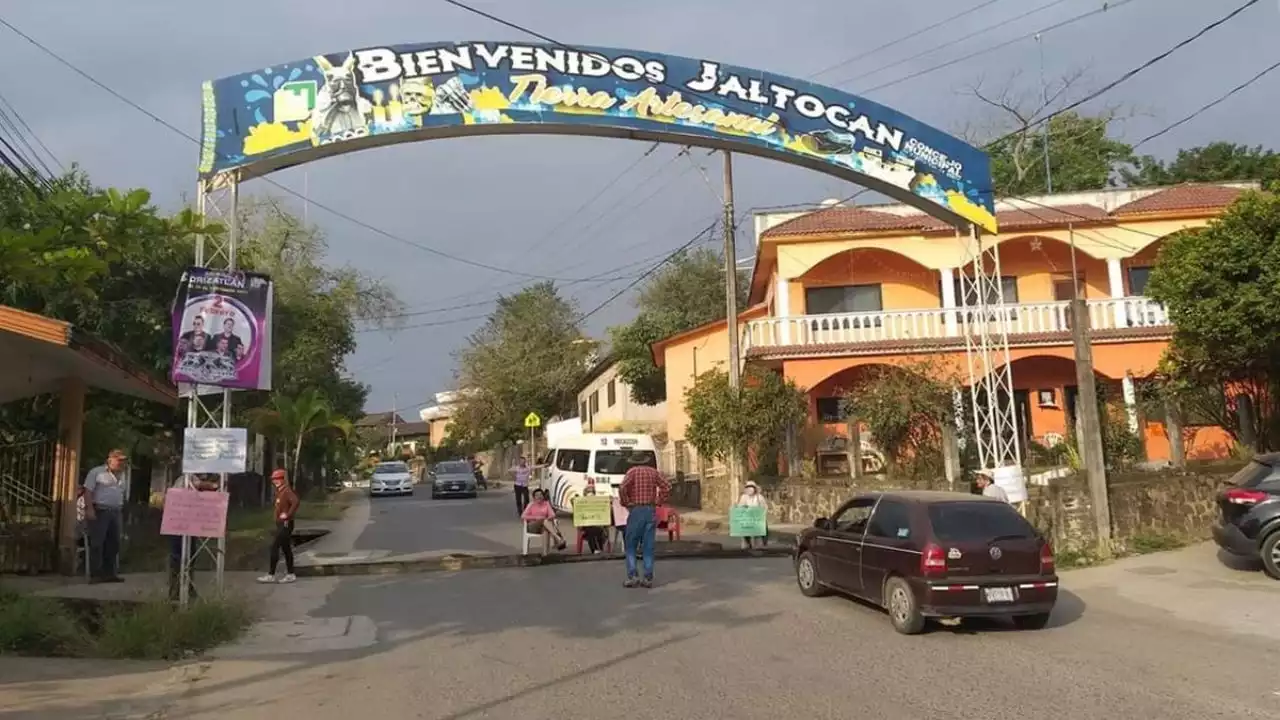 Por conflicto comunal, bloquean carretera en Jaltocán; piden nuevas elecciones