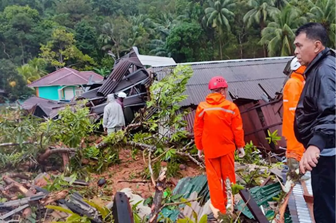 Sebelas Korban Longsor Natuna Ditemukan Tewas