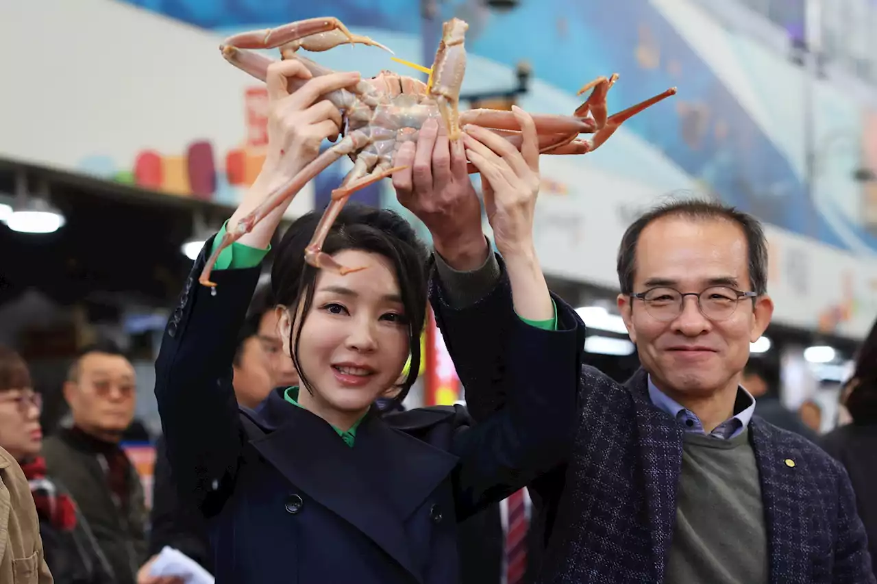 포항 공개행보 나선 김건희 여사, '파평윤씨 시조묘'는 비공개 방문