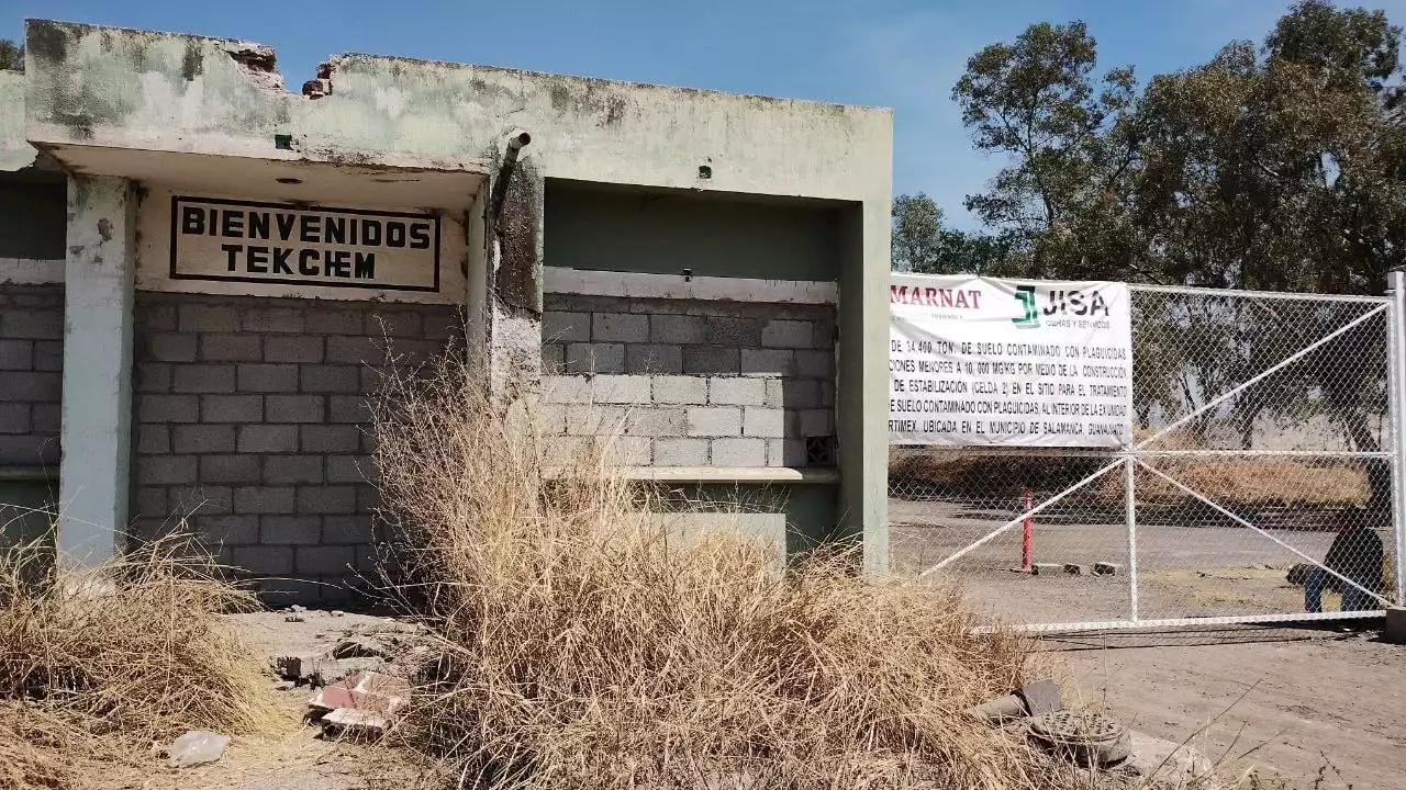 A puertas cerradas, avanza tratamiento y limpieza en predio de Tekchem en Salamanca