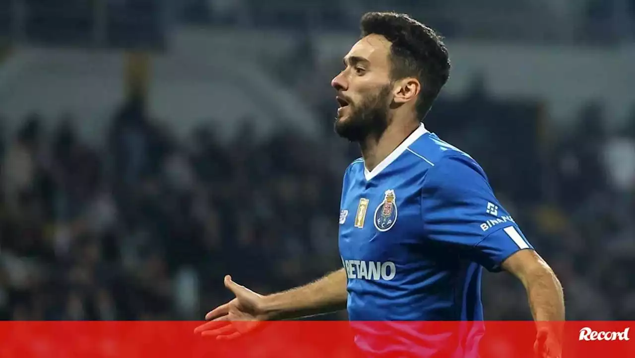 Uribe regressa às opções com João Mário