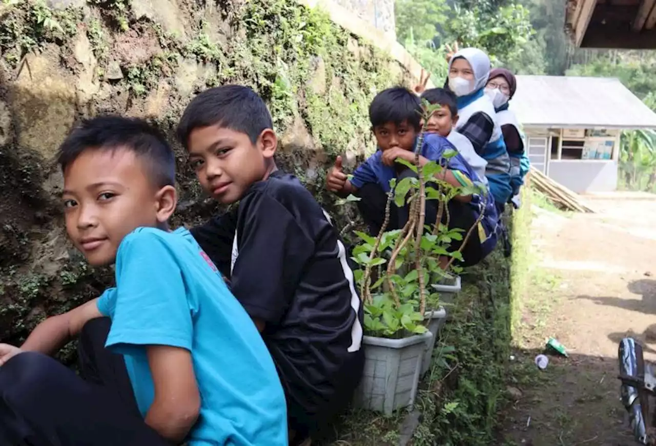 Jelang Ramadhan, Belasan Milenial Gelar Aksi Bersih-Bersih Masjid |Republika Online