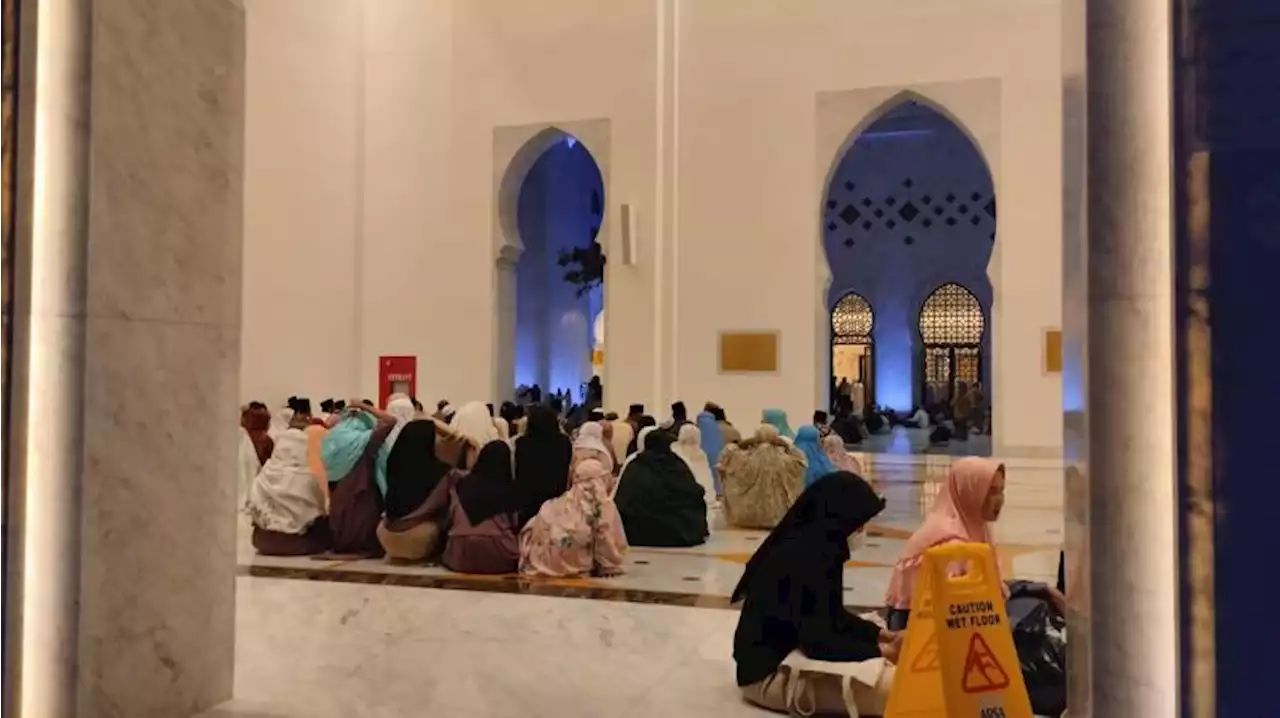 Kesan Warga Daerah Kali Pertama Beribadah di Masjid Sheikh Zayed Solo |Republika Online