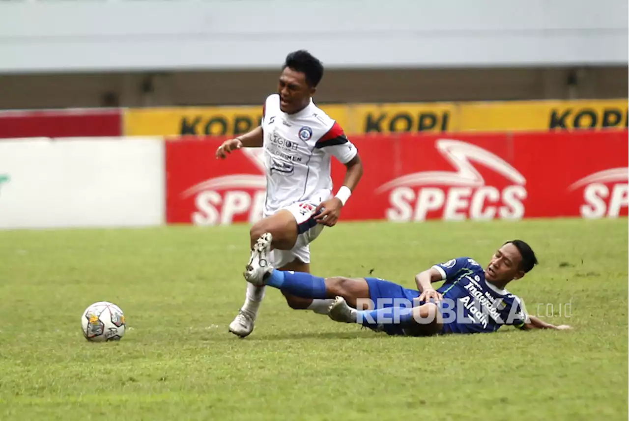 Pelatih Arema FC Akui Kesulitan Meningkatkan Kondisi Fisik Pemain di Tengah Musim |Republika Online