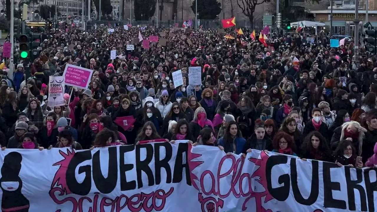 Dai trasporti alle scuole, mercoledì Roma si ferma per lo sciopero dell’8 marzo