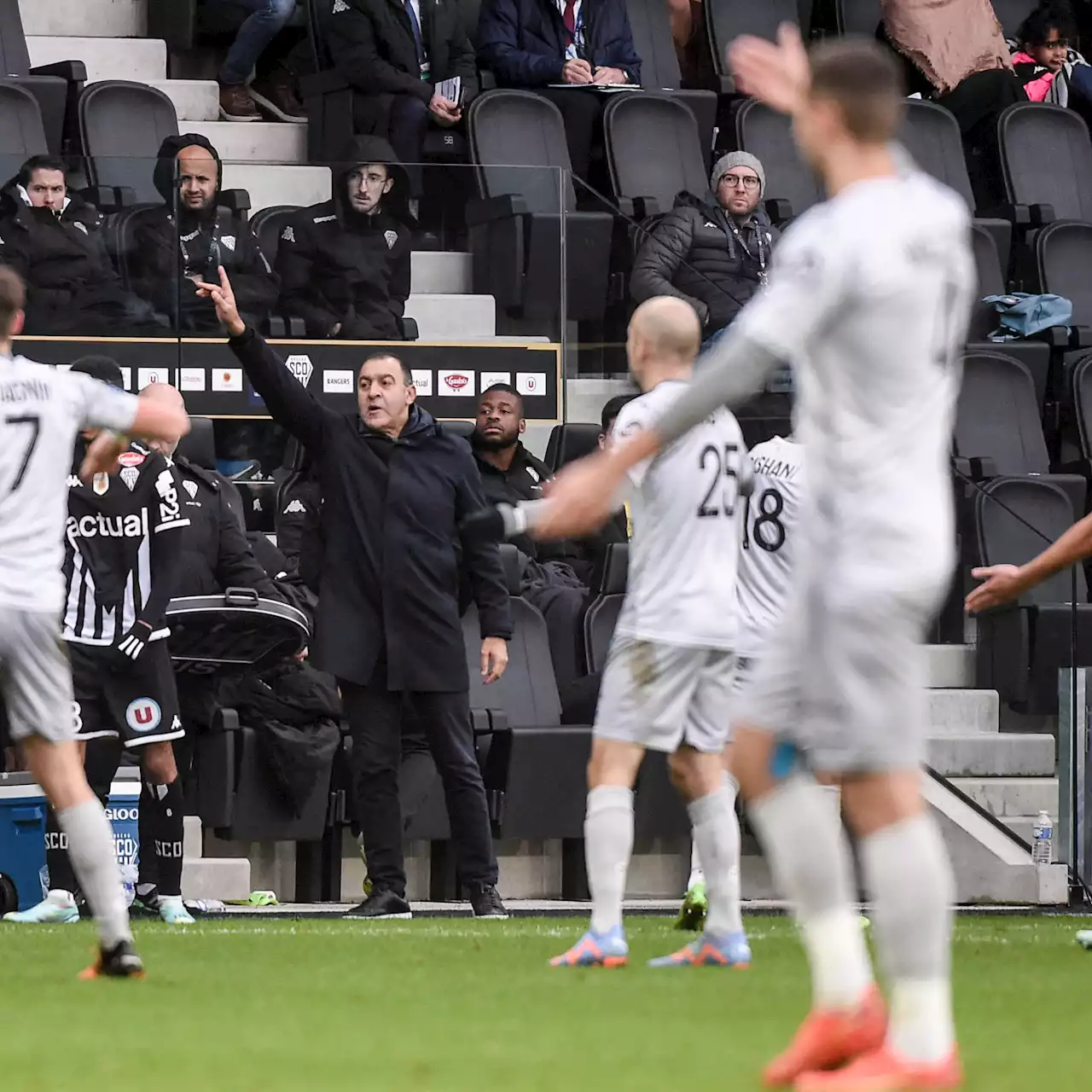 Angers : 'C'est pas méchant, on a tous déjà touché des filles', la causerie du coach du SCO indigne