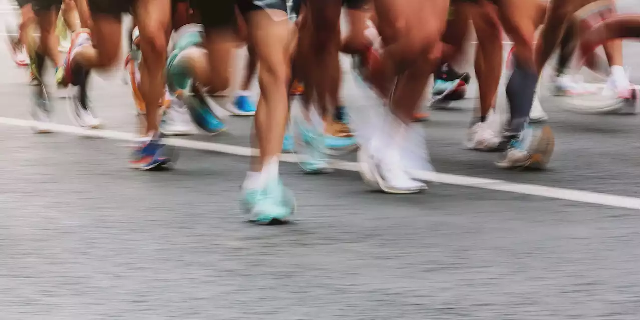 Lead Car Takes Runners the Wrong Way at the Start of the Combos Marathon