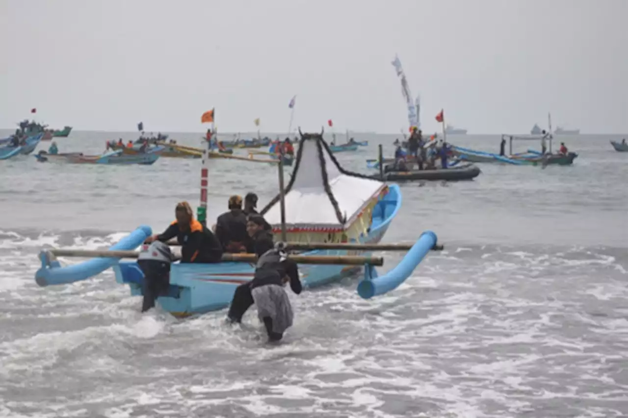 Sedekah Laut Jadi Tradisi Kliwonan di Cilacap, Berharap Tangkapan Ikan Melimpah