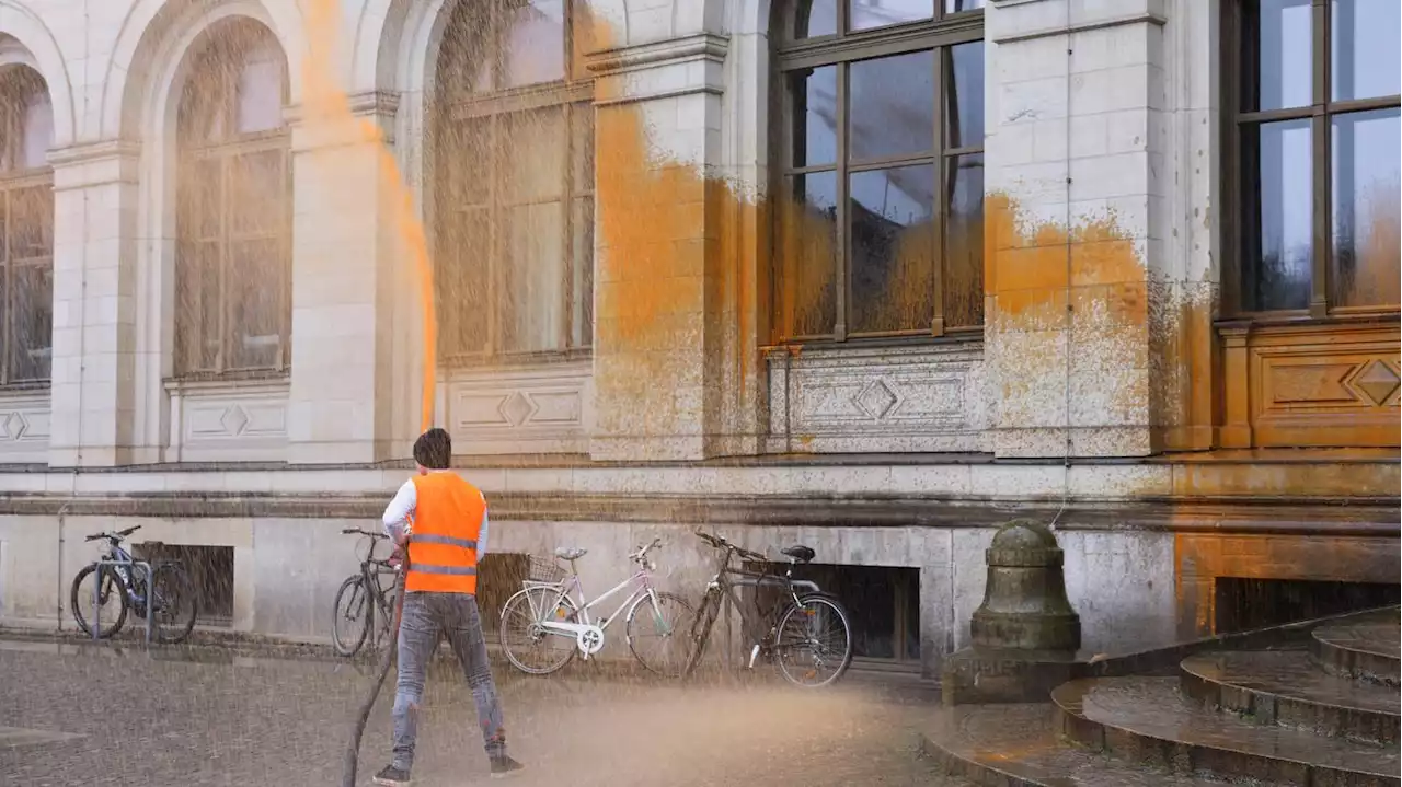 „Kalte Dusche für Volker Wissing“: Klimaaktivisten besprühen Verkehrsministerium in Berlin mit Farbe