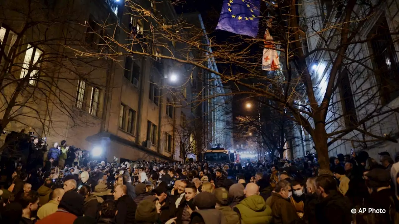 Митингующие в Тбилиси прорвали баррикаду у парламента, выставленную полицией