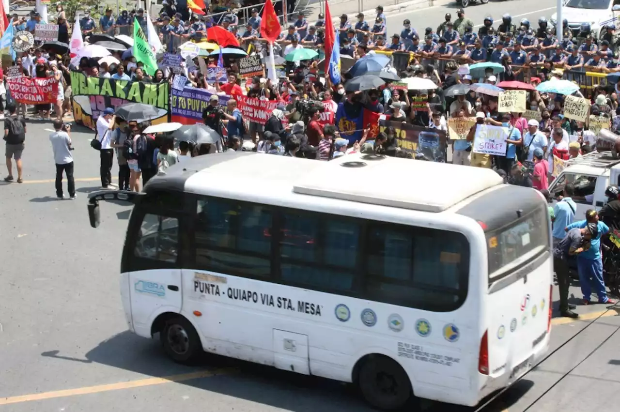 Striking transport groups ask Marcos: Scrap modernization program