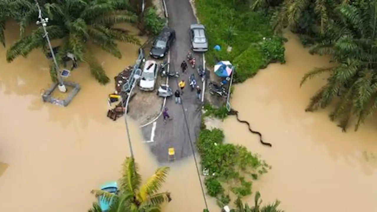 Search efforts continue in southern Malaysia amid deadly floods