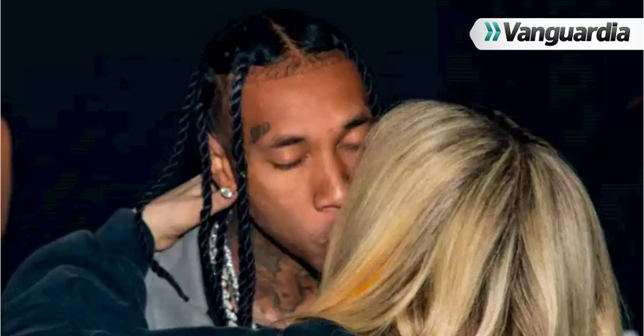 Avril Lavigne confirma relación con Tyga con un beso en la Semana de la Moda en París