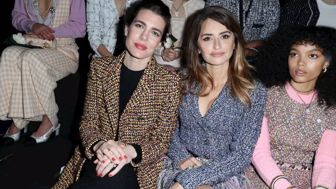 Carlota Casiraghi y Penélope Cruz, juntas en el desfile de Chanel (con su propia revisión del clásico tweed)