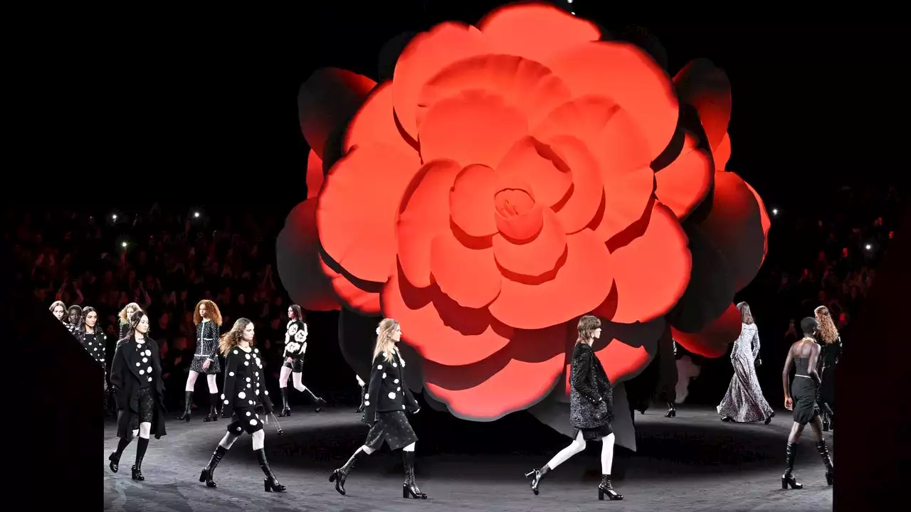 Ce qu'il faut retenir du défilé Chanel automne-hiver 2023-2024 au Grand Palais Éphémère