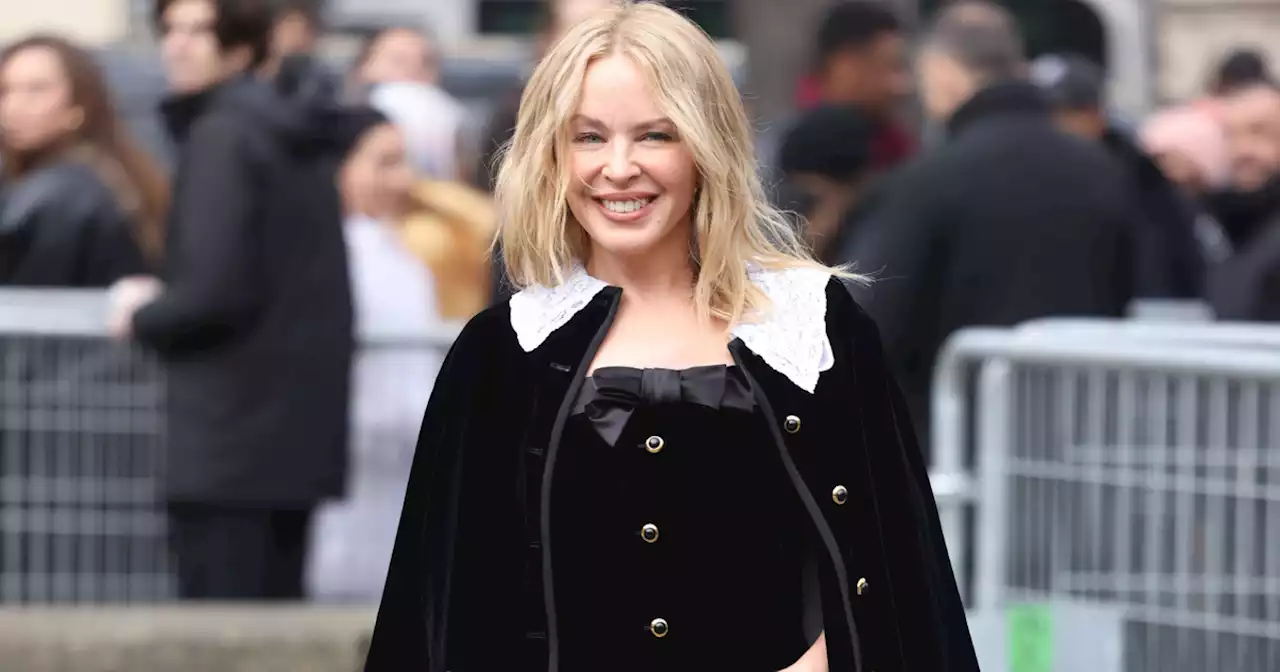 Kylie Minogue, 54 ans, adopte la petite robe noire au défilé Miu Miu