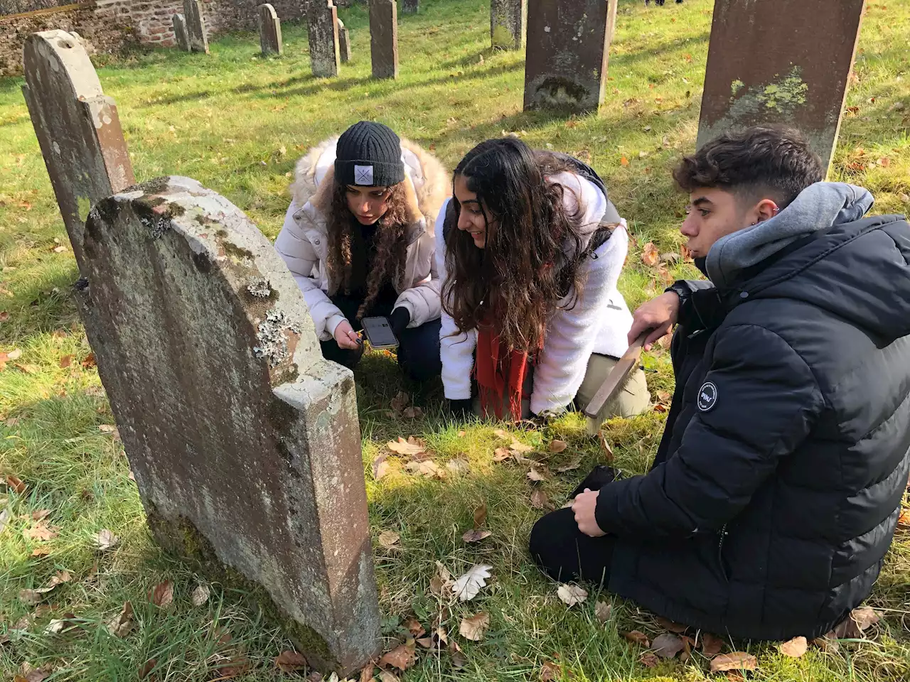 Gegen das Vergessen: Schüler aus Israel kartieren Friedhof