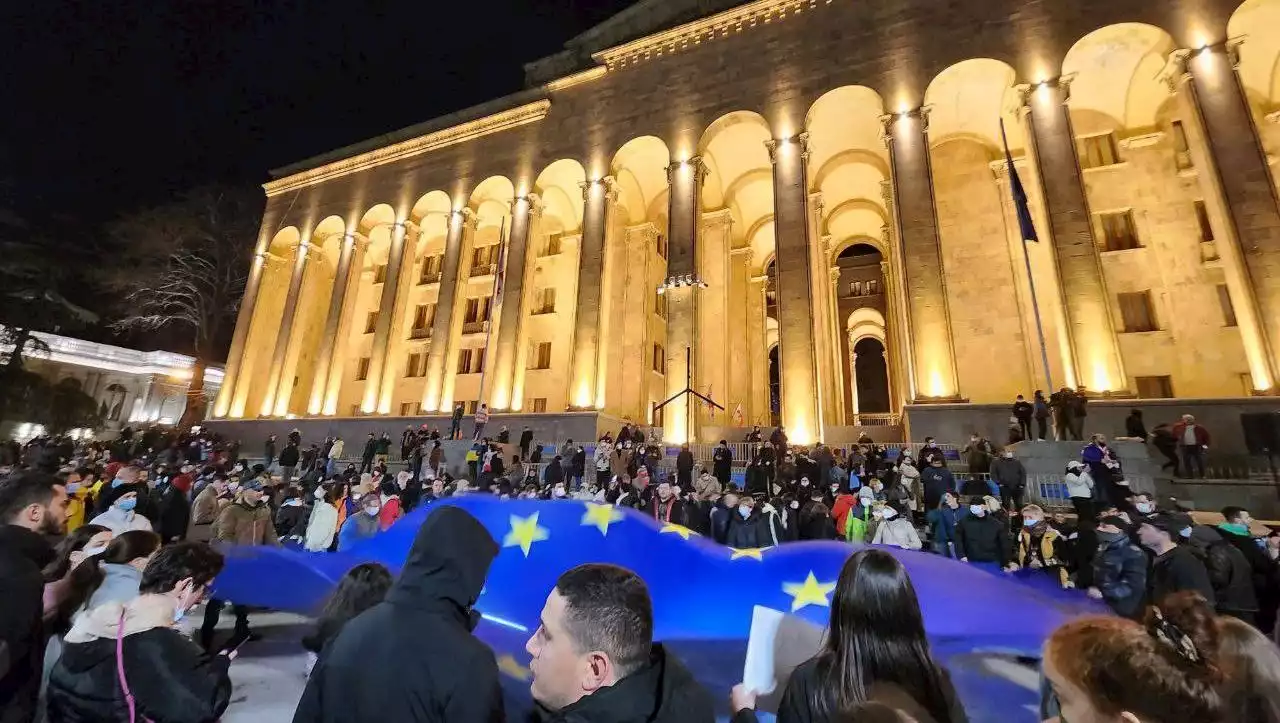 »Ausländische Agenten« in Georgien: Tausende protestieren gegen Gesetzentwurf