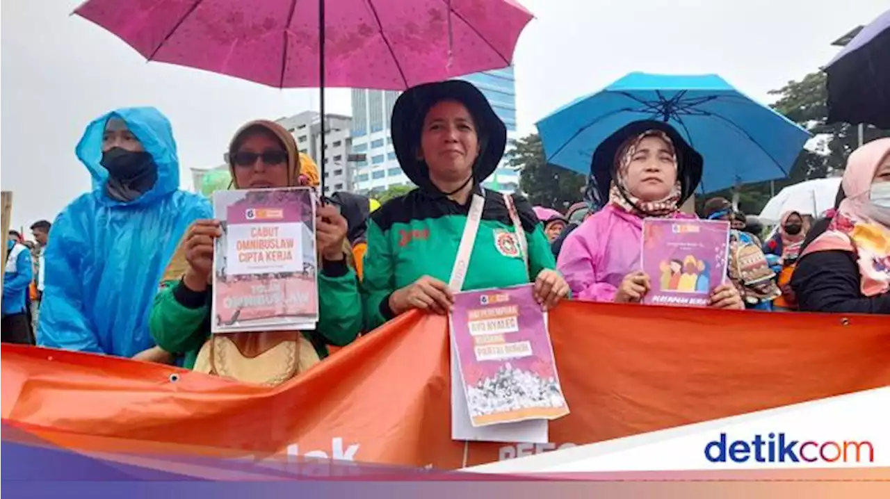 Buruh Demo di Depan DPR, Tuntut Wanita Diberi Ruang dalam Kebijakan Politik