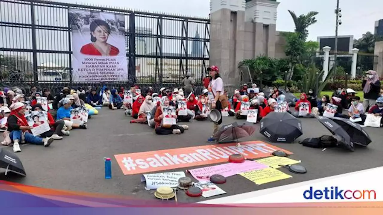 Desak RUU PPRT Disahkan, Massa di DPR Bentangkan Baliho Bergambar Puan