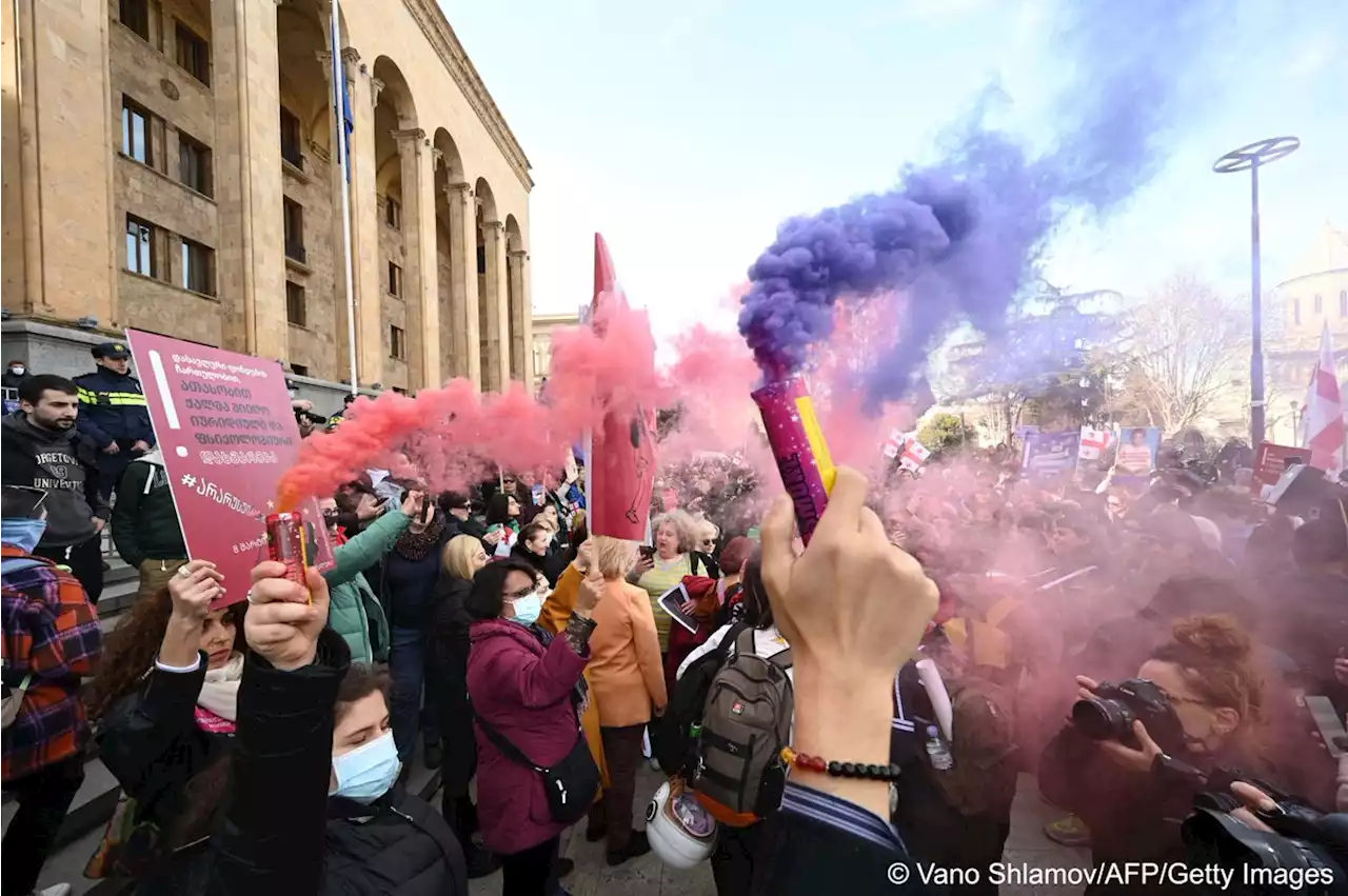 В Тбилиси вновь протестовали против закона об иноагентах – DW – 08.03.2023