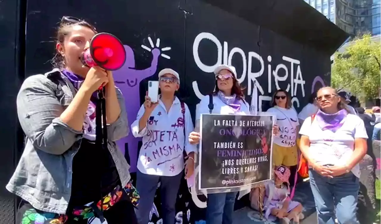 8M: Mujeres sobrevivientes de cáncer protestan pintando sus cicatrices, “Nuestras muertes son un feminicidio institucional”