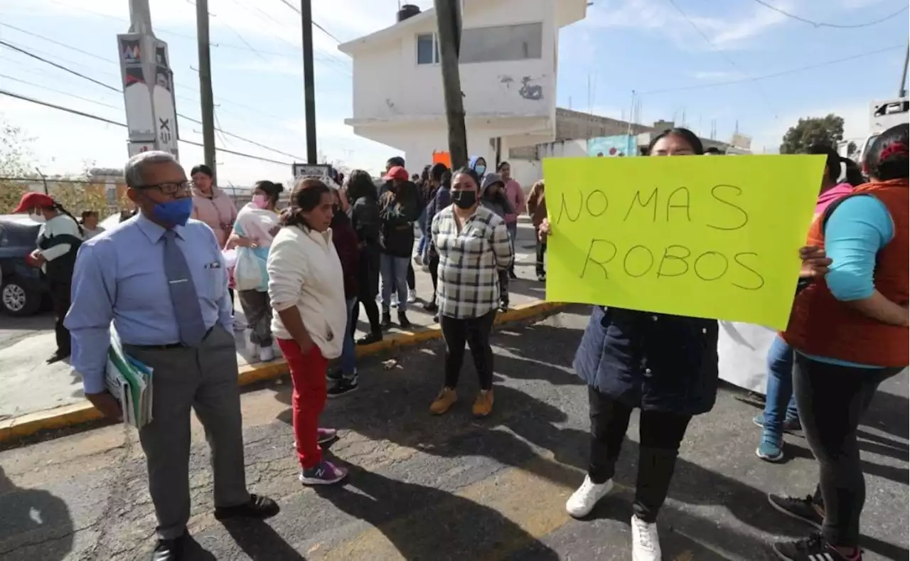 Padres de familia exigen seguridad en escuela primaria de Toluca; reportan 5 robos en 7 meses