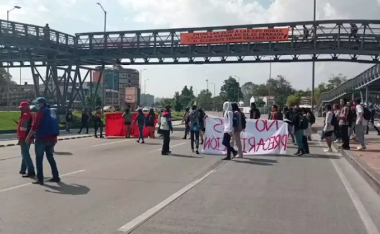 Protesta en Bogotá: bloqueo intermitente frente a la U. Nacional