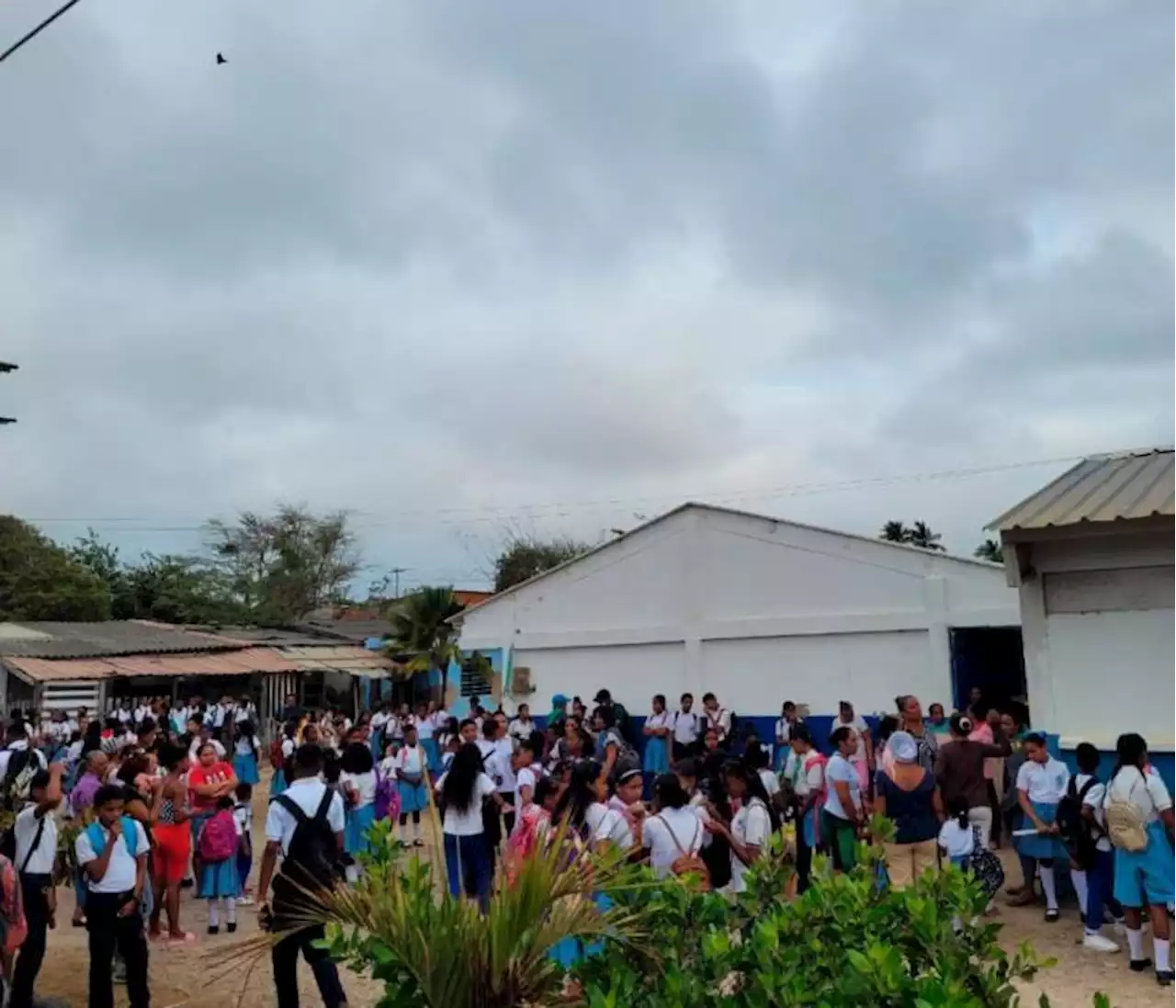 “No podemos ni prender los abanicos”: protesta de estudiantes en Loma Arena