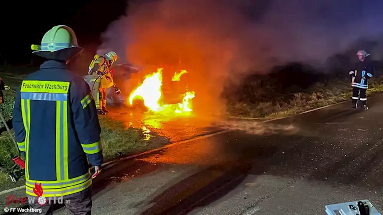 D: Fahrerloses Auto stand in Wachtberg in Flammen