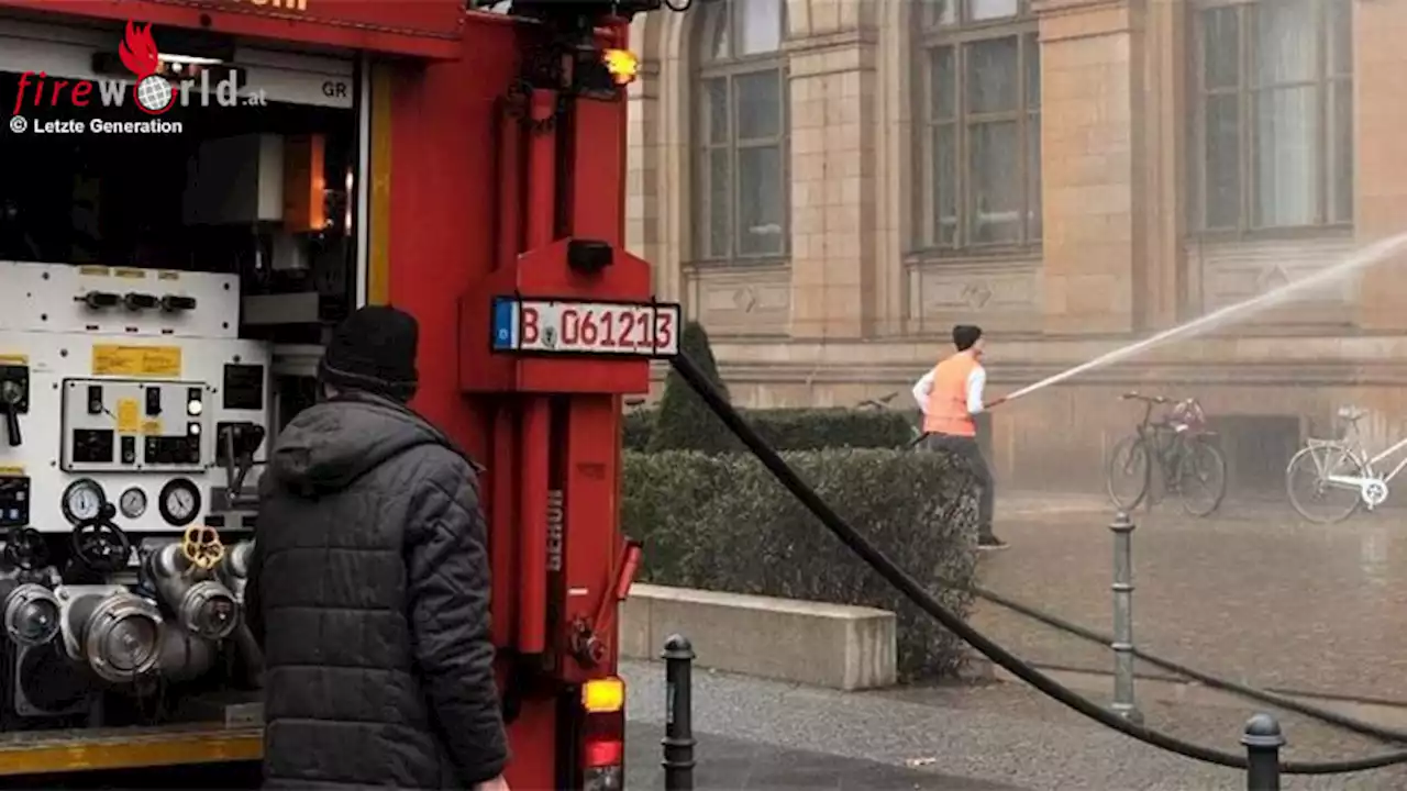 D: Klimaaktivsten rücken mit Feuerwehr-Tanklöschfahrzeug zum Bundesverkehrsministerium in Berlin an