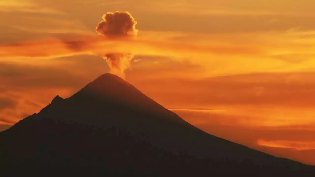 VIDEO | Captan objeto luminoso saliendo a toda velocidad del volcán Popocatépetl ¿sería un OVNI?