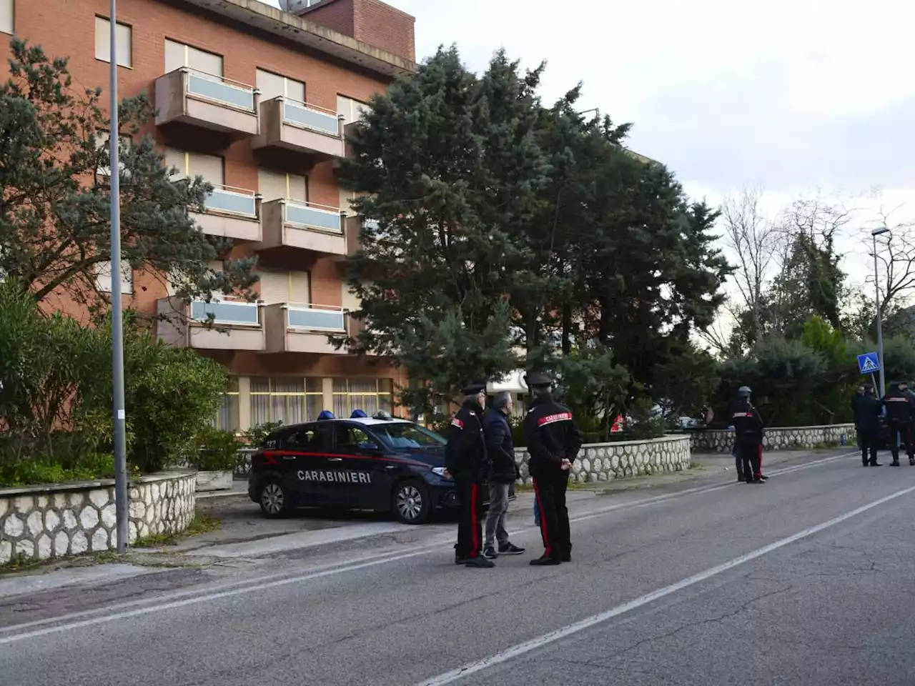 L'agguato, poi gli spari: carabiniere uccide un uomo, ferisce una donna e si costituisce