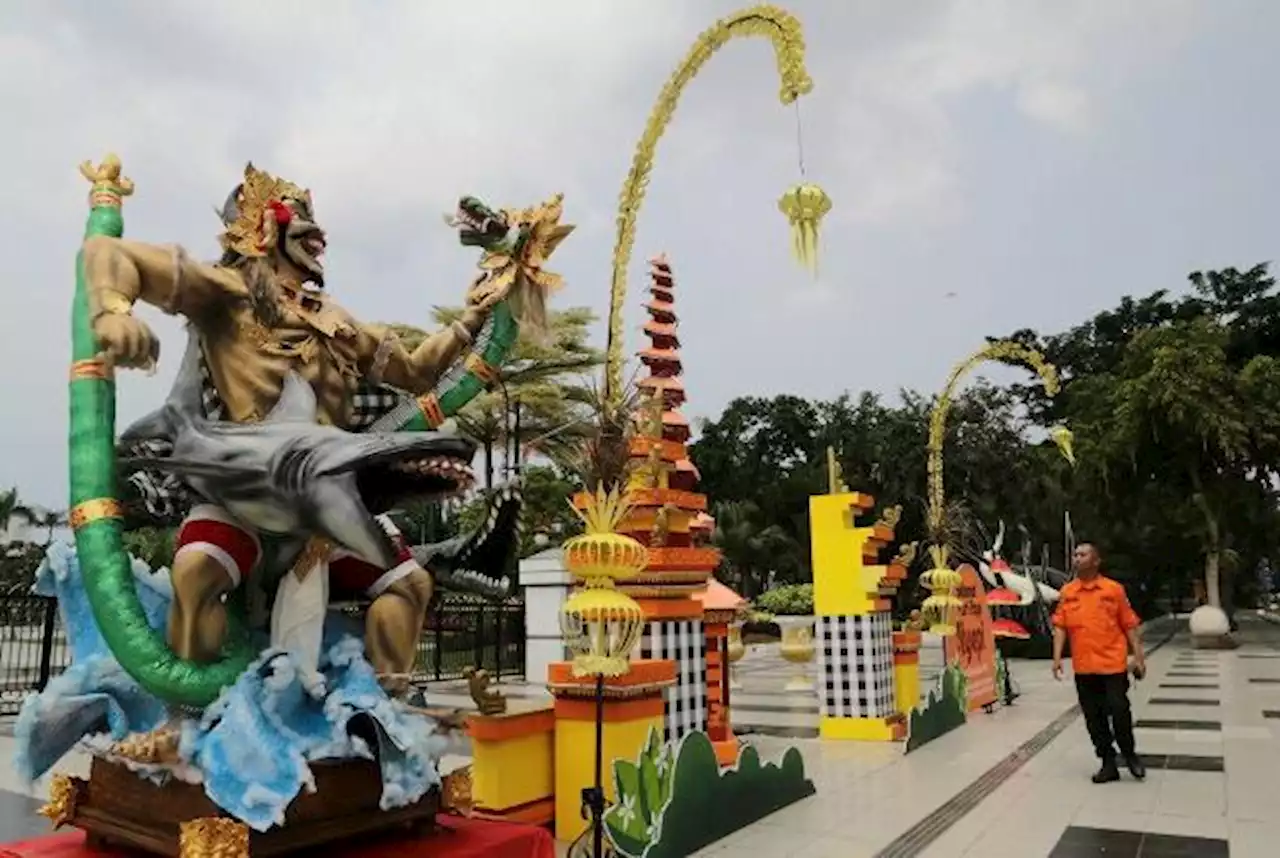 Jelang Nyepi, Pemkot Surabaya Bikin Ogoh-Ogoh dan Dekorasi Pura