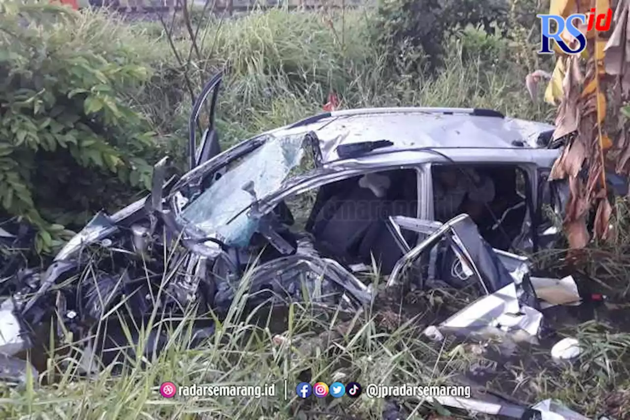 Livina Tersambar KA di Pekalongan, Sopir dan Penumpang Selamat