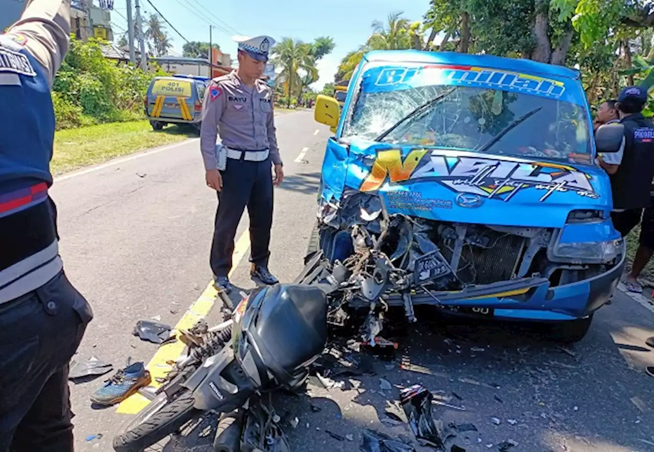 Motor Oleng lalu Hantam Mobil Pikap, Seorang Tewas