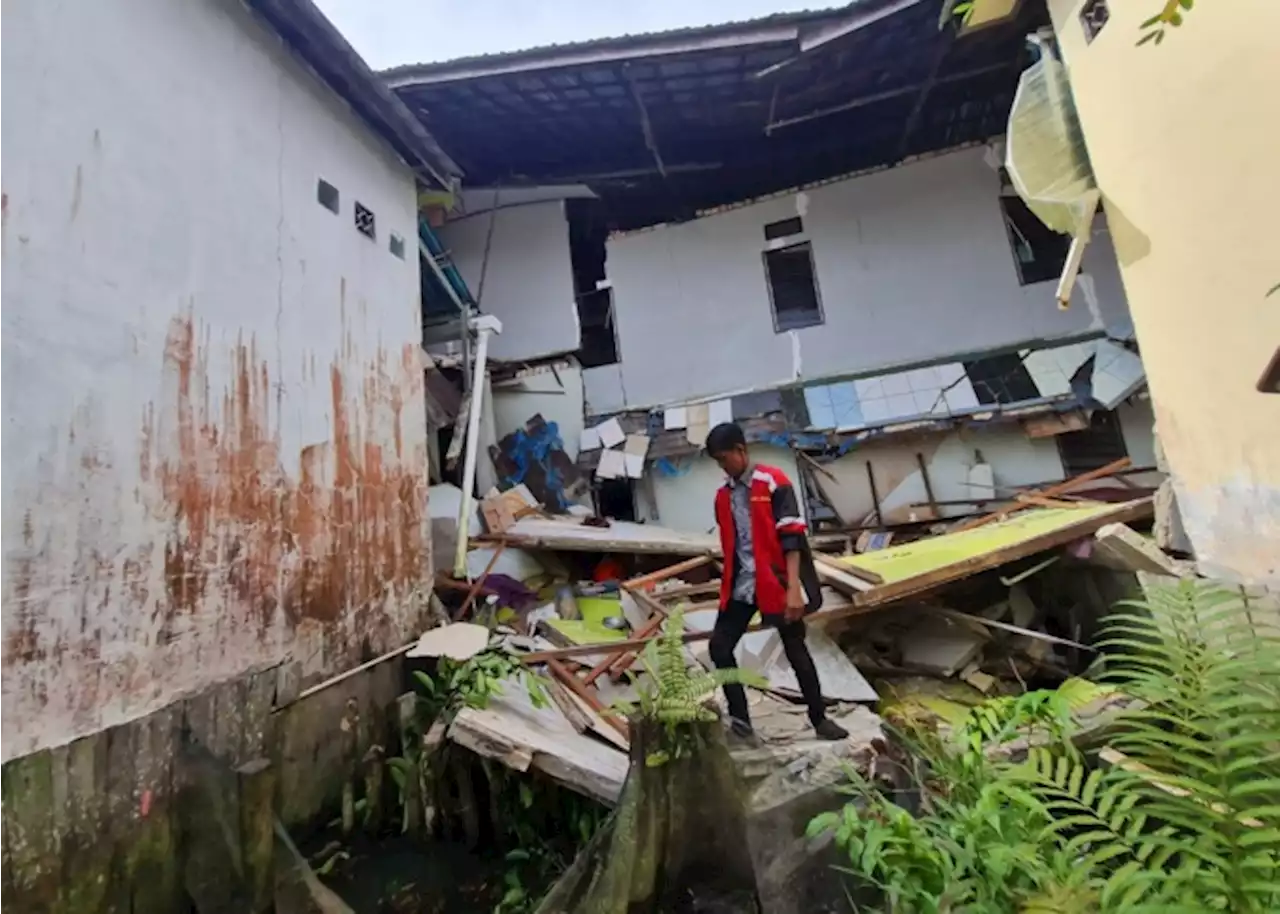 Sudah Ada Bunyi Retakan, Kos Dua Lantai Ambruk di Kompleks Madani