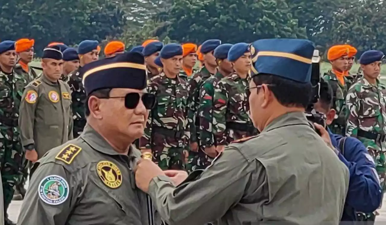 Lihat, Banyak yang Melirik saat Prabowo Dapat Brevet Wing TNI AU