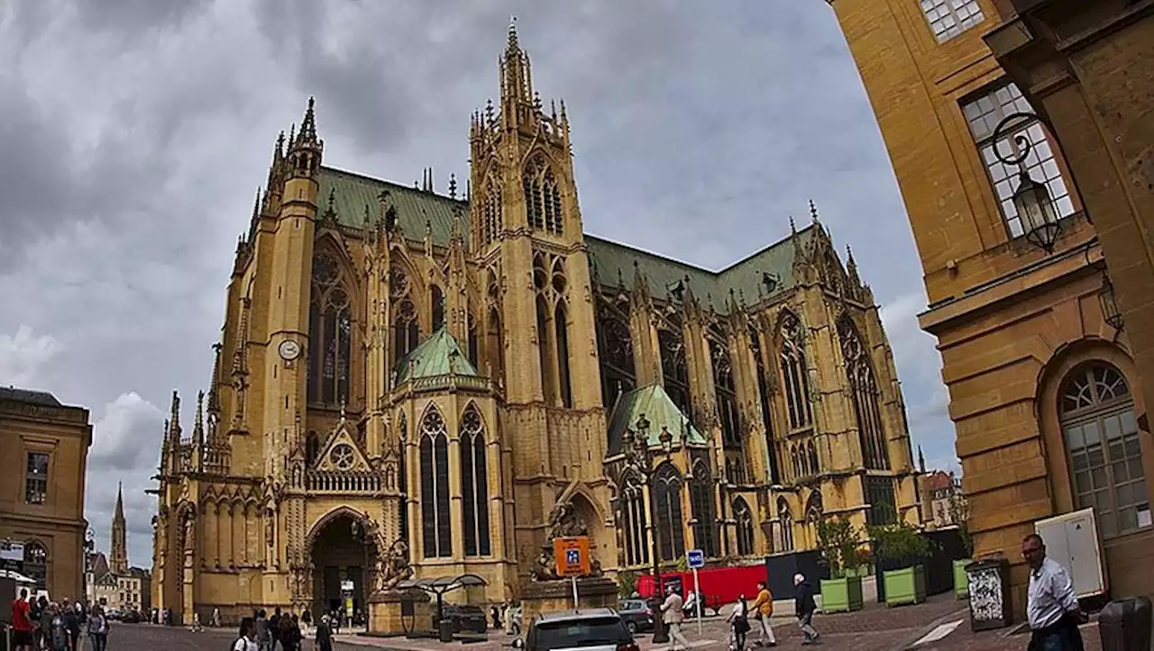 Une femme reçoit plusieurs coups de couteau devant la cathédrale de Metz