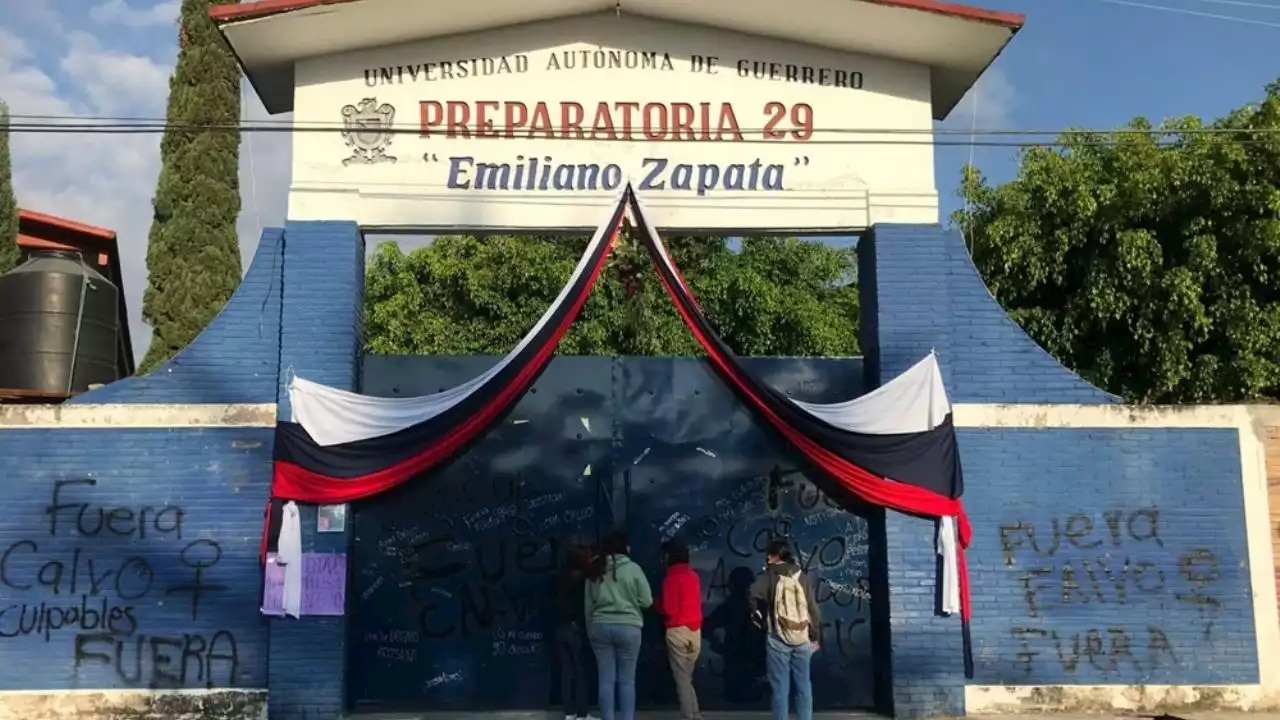 Estudiantes de prepa detectan cámaras en baños de mujeres; toman la escuela