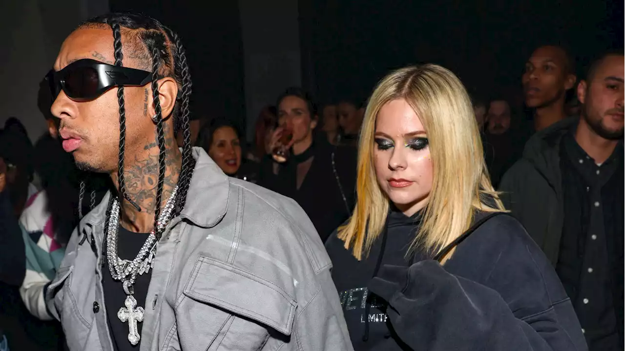 Avril Lavigne et Tyga s’embrassent à la Fashion Week et officialisent leur couple