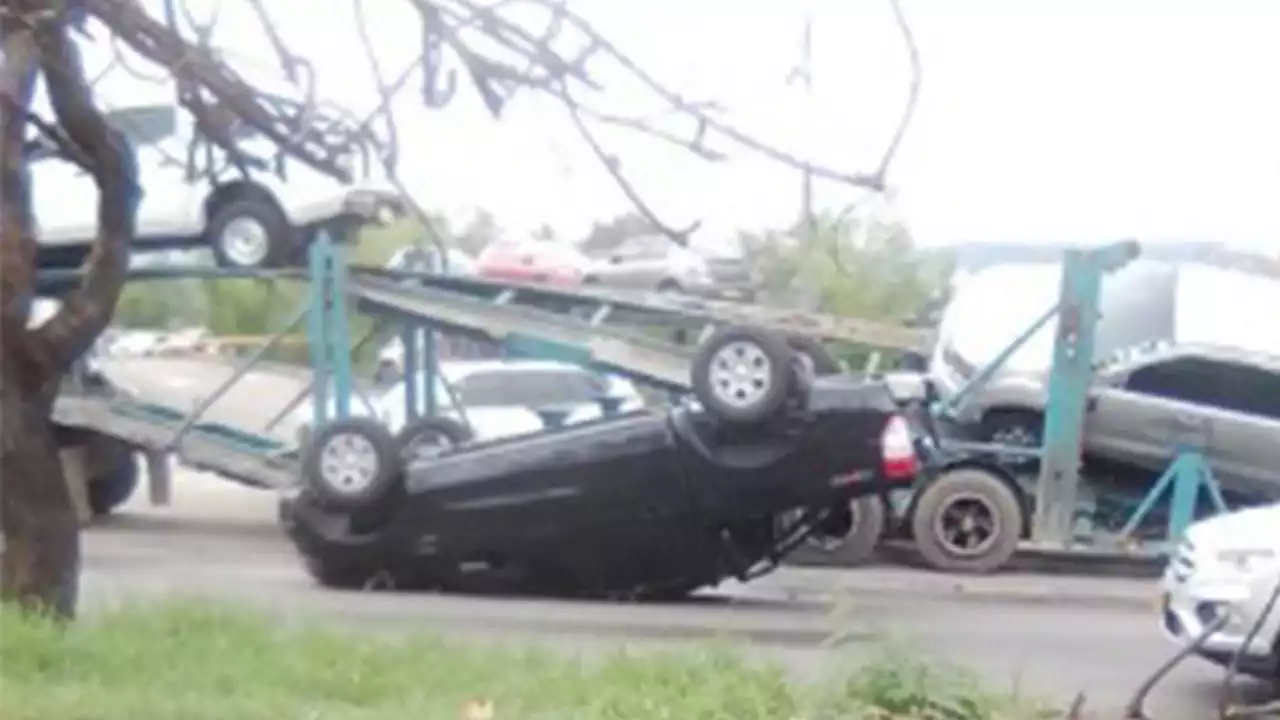 [VIDEO] ¡Qué susto! Se cayeron varios vehículos de un carro tipo niñera