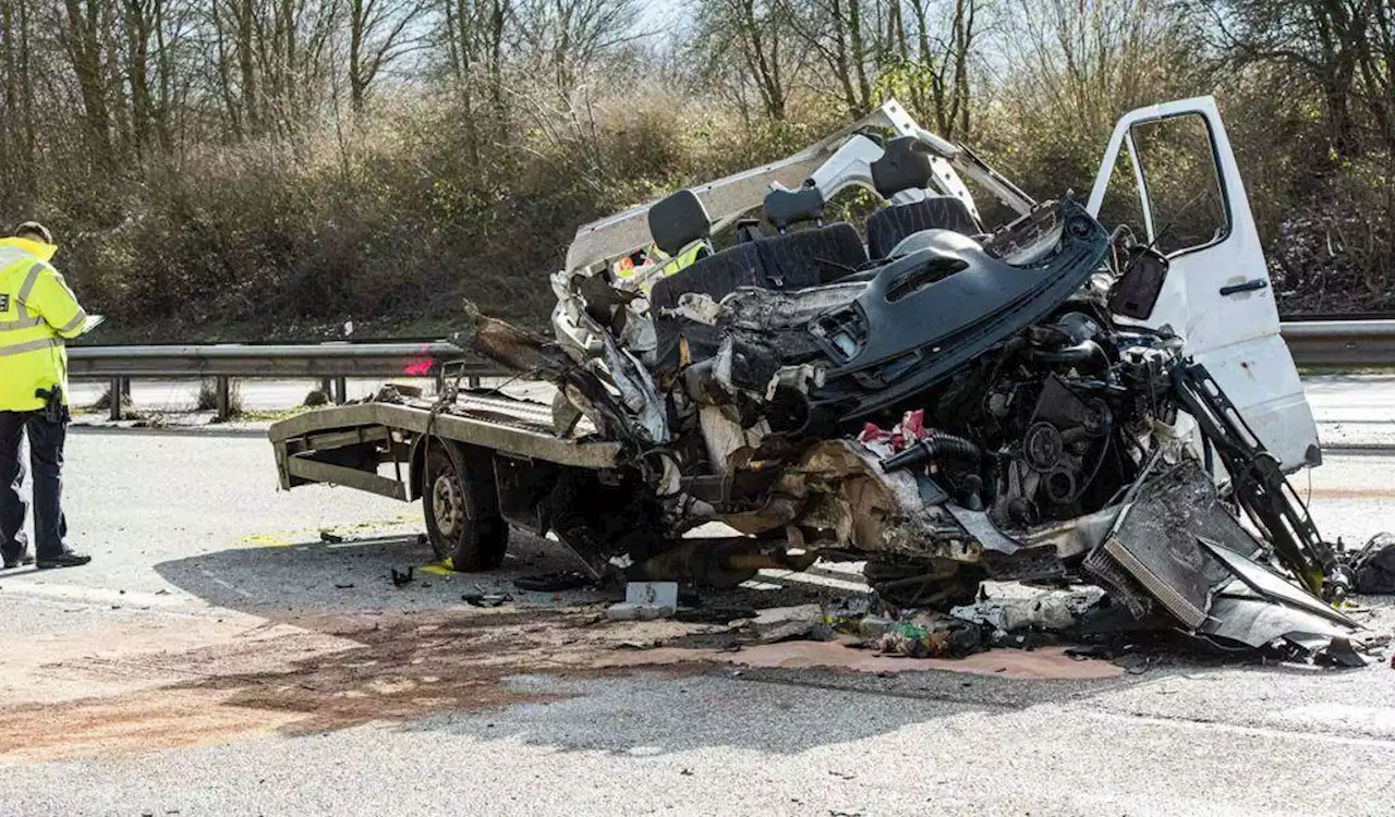 Schwerer Unfall auf A7: Aus diesem Wrack kam der Fahrer lebend raus