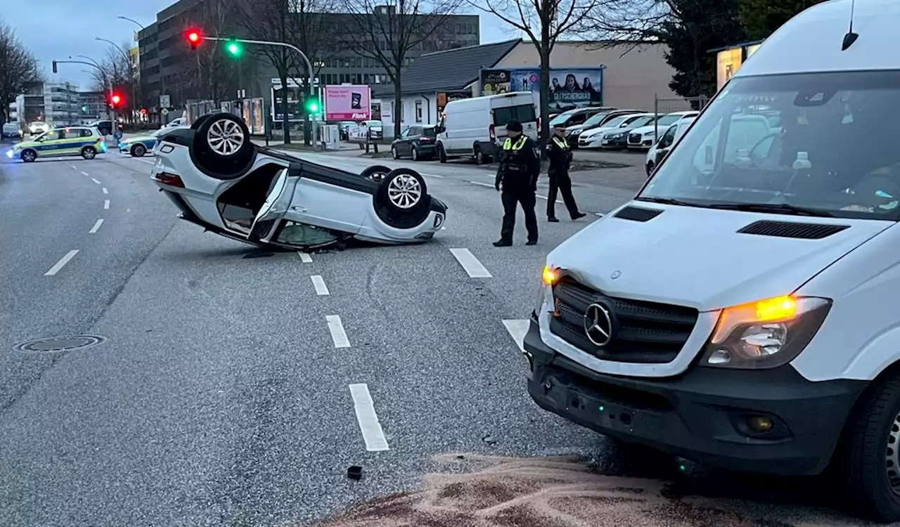 Vorfahrt missachtet: Auto überschlägt sich – Fahrer hat großes Glück