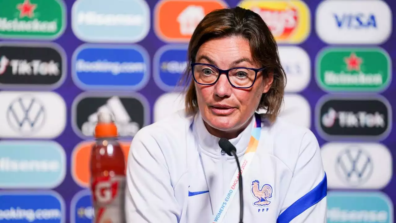 Bondscoach Frans vrouwenelftal stapt ondanks 'lastercampagne' vedettes niet op