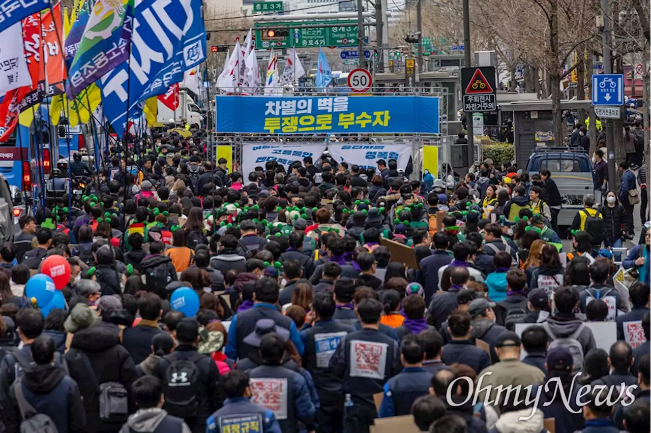 [오마이포토2023] 여성의날 맞이한 민주노총 '차별의 벽 투쟁으로 부수자'