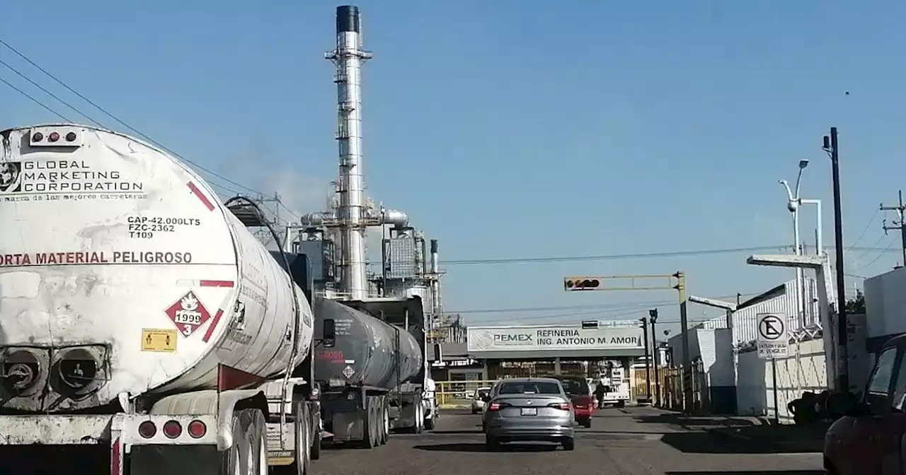 Choferes de pipas denuncian inseguridad en la refinería de Salamanca; exigen patrullajes